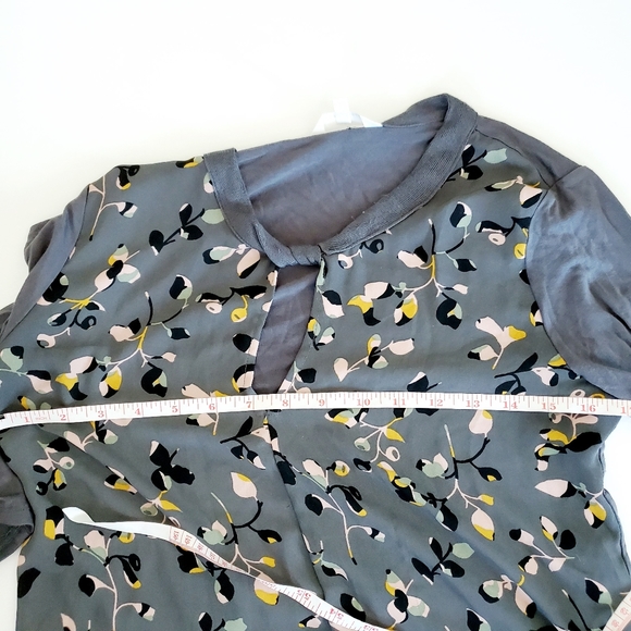 💸CAMBER & GRACE floral keyhole top - Picture 5 of 7